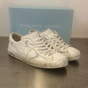 Phillipe model - Hej, säljer nu mina phillipe model skor. Skorna är inte använda särkilt mycket då dom var för små. De finns lite slitningar som man kan se på bilderna men än del är bara smuts samt så är det än ”sliten” modell orginal.  Ny pris: ca 3500kr