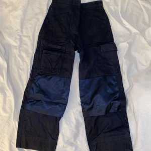 Tiger of Sweden byxor - Mörkblå. Går att styla både elegant och mer streetinriktat.