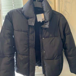 Jacka  - Jackan är vacker på och passsar perfekt inför vintern. 