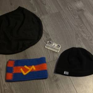 Paket, häst  - 1 ridhjälmsmössa, 1 pannband, 1 hjälmpåse, 1 mankam till häst 