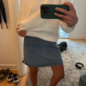 Jeanskjol - Säljer denna jeans kjol som jag köpte second hand. Så snygg men knappen är tyvärr av men det är verkligen inget man märker. (Vid snabb affär kan jag tänka mig att gå ner i pris)