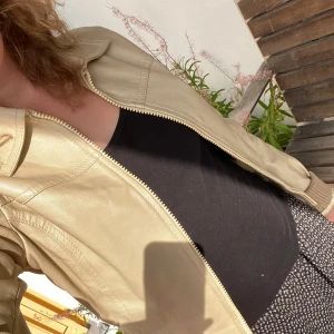 Ljusgul skinnjacka  - Ljusgul/beige Skinnjacka från vintagemärket Rocco-barocco i mycket gott skick. Passar stl 34-38 