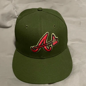 New Era keps  - Köpt från Hatstore och är aldrig använd, kepsen var förstor så säljer de vidare ist. Storleken är 7 3/8 eller 58,7.