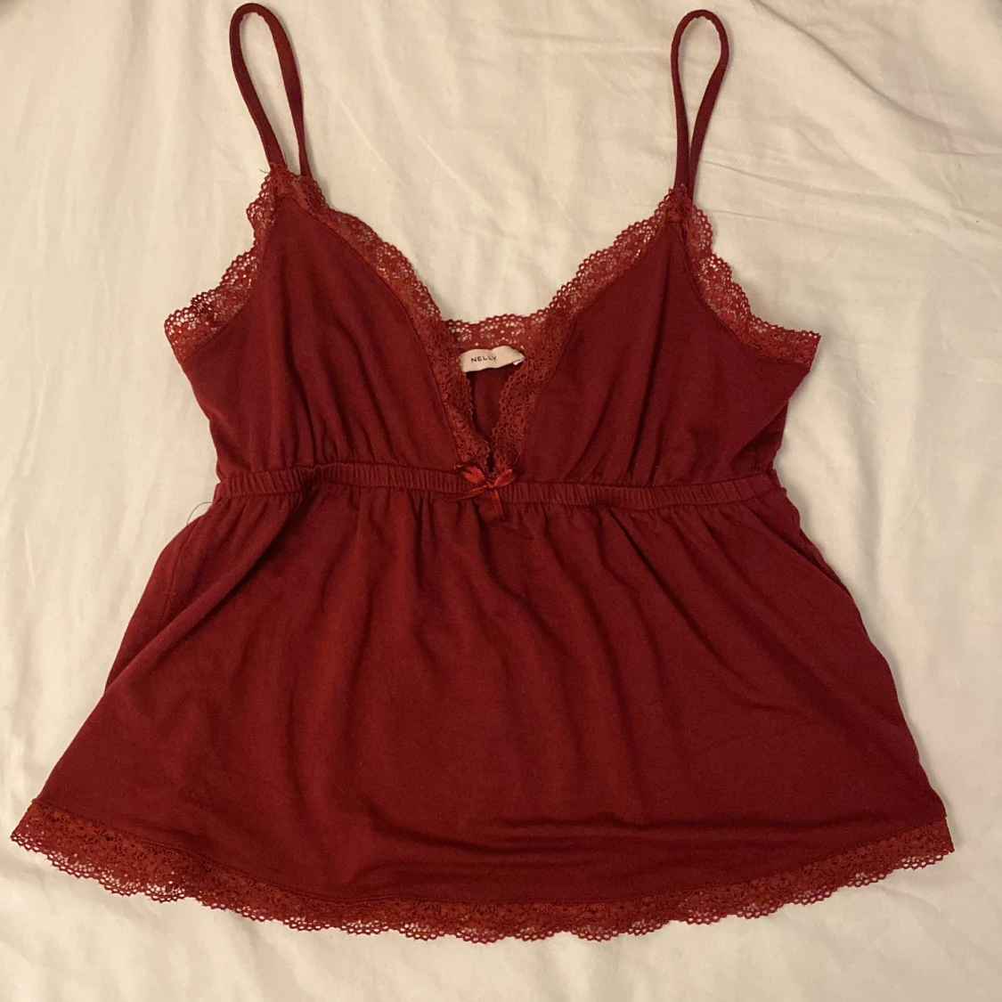 Röd spetsdetaljerad topp från Nelly