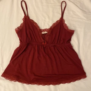 Röd spetsdetaljerad topp från Nelly - Säljer en superfin vinröd topp från Nelly i storlek XS. Har endast användts ett fåtal gånger 🩷