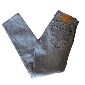 Levis 511 Slim - Tjena, säljer nu mina Levis 511 Slim Fit jeans som är använda typ 2 gånger! Inga defekter på jeansen och dom är näst intill helt nya bara att jag har sytt upp dom enbart en cm, (syns inte)! Hör av er med frågor och funderingar!  Storlek W29/L32