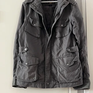 WOOLRICH - Jacka från Woolrich i storlek L. Skick 8/10, finns inga flaws. Skicka PM vid fler frågor!
