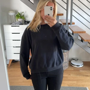Grå hoodie  - Bekväm mysig hoodie som inte kommer till användning. Köparen står för frakten och jag står inte för postens slarv💋 köpt för 150kr
