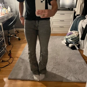 Gråa Jeans - Snygga gråa bootcut jeans! Har inga defekter alls och ser ut som nya!💓💓