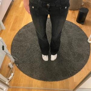 Hm jeans - Jätte eftertraktade hm jeans!!! Jeansen saknar bakfickor. De är i nyskick förutom att de är avklippta och uppsydda 1 cm men passar folk med längden 30/32
