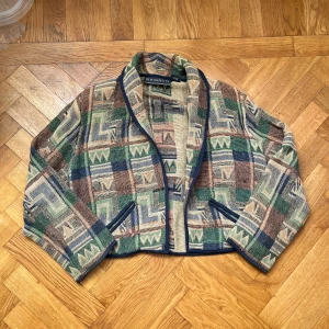 New identity, indisk tröja - En stickad bomullströja (ganska tjock) ifrån New identity! Den är croppad (60 cm lång) men har en oversized passform. Storlek L, ”made in india”  med gott skick! mått: bredd 54 cm, längd 60 cm, armar 56cm! Möts på Södermalm, använd gärna ”köp nu”!