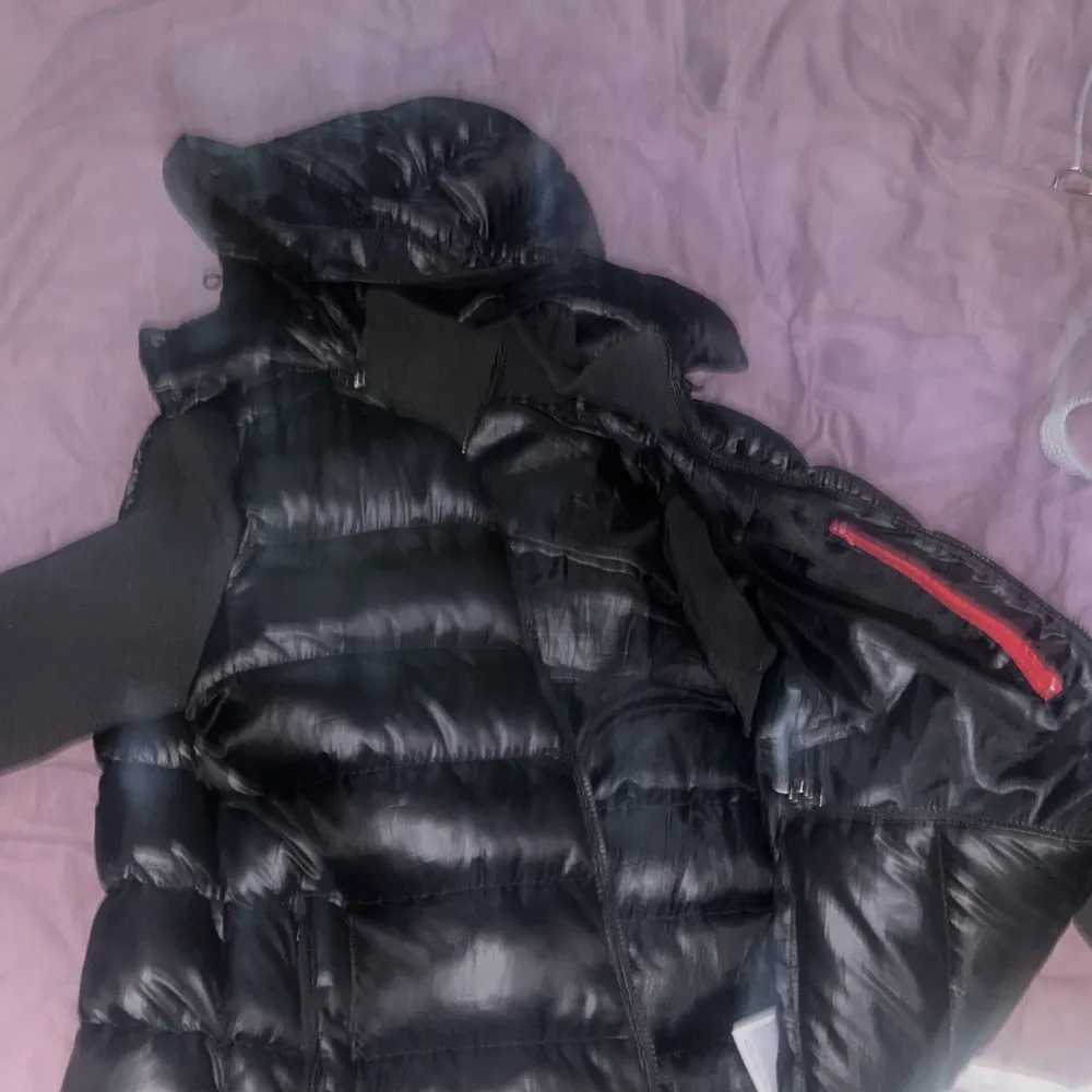 Säljer min moncler cardigan Ej Äkta men ser väldigt äkta använt 2 gånger ingen skada alls och riktig fet höst/Vinter cardigan skriv vid funderingar Pris kan diskuteras . Jackor.