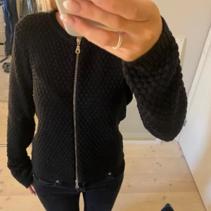 Kofta - Svart zipup kofta