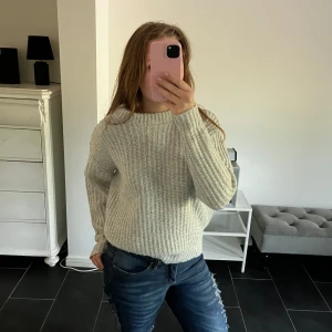 Stickad tröja - Grå stickad tröja. Använd fåtal gånger och har inga tecken på användning. Säljer då den inte kommer till användning. Storlek XS.   Alla kläder tvättas innan dem skickas!