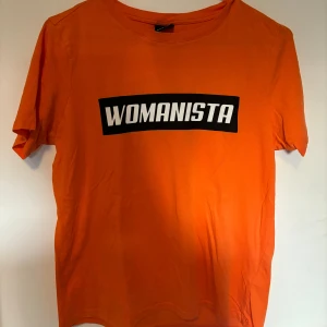 Orange t-Shirt - En väldigt fin tröja som tyvärr inte kommer till användning längre, knappt använd