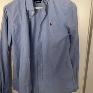 Ralph lauren dam skjorta - 9,5/10 skick | knappast använd | är i en ljusblå färg | skriv för fler frågor och bilder 