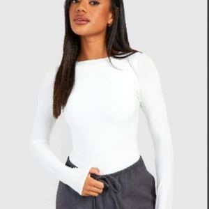 Vit body - Body ifrån boohoo. Aldrig använt och prislapp finns kvar på, säljer pågrund av att den inte passa💕