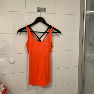 Träningstopp - Använt men ok skick, korsad snörning på ryggen