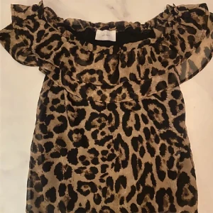 Leopard blus  - Säljer min fina leopard blus som jah köpte för 400kr men säljer för 249kr!❤️