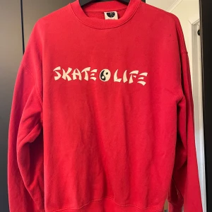Polar skate co sweatshirt - Polar skate co sweatshirt i nytt skick inga täcken av andvändning!  Nypris:1199