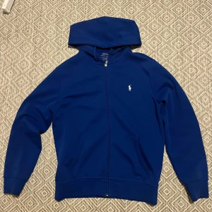 Polo Ralph lauren zip hoodie - En Ralph lauren zip hoodie blå i fint skick. Storlek S. Fraktar snabbt, inga byten.  850:-