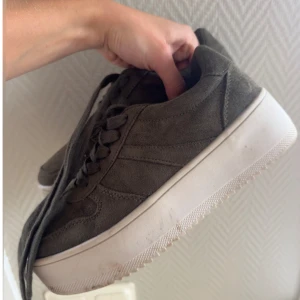 Gröna sneakers  - Gröna sneakers i mocka med hög sula! Använd 1 gång