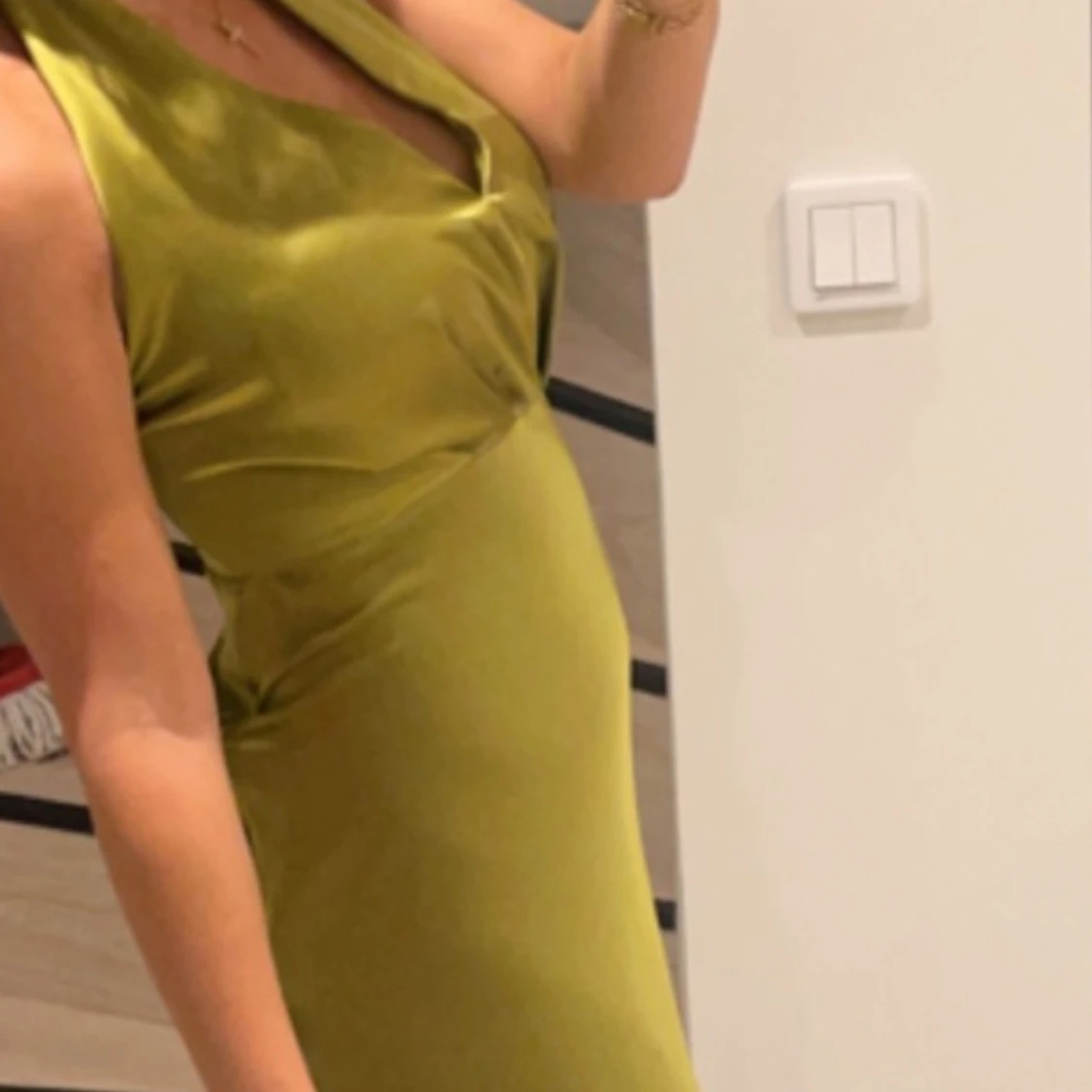 Olivgrön satinklänning  - 90