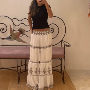 Lång zara kjol   - Fin, lång zara kjol med söta broderingar