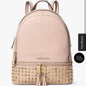 Ryggsäck  - Säljer min jätte fina ryggsäck fårn michael kors köp för några år sedan är i jätte fint skick! Kostar-3700kr på hemsidan  Jag säljer den för 2300kr pris kan diskuteras!!!