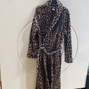 Säljer denna leopard morgonrocken som är så skön och snygg att ha på morgonen💘st S. Inte använd! - Lång, ner lite över knäna. Beror såklart på hur lång du är men om du har storlek S ska den passa perfekt!💘