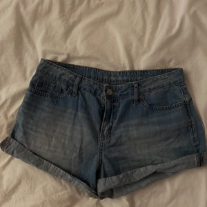 Calvin Klein jeansshorts - Jeansshorts från Calvin Klein!🤍 Pris ej inkl frakt, kan även mötas i Stockholm!