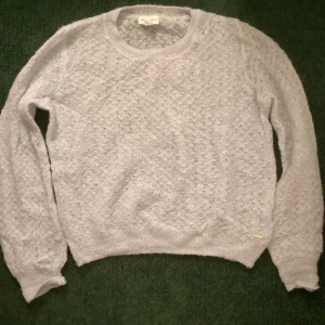 Jättefin tun stickad tröja! - Jätte fin stickat tröja, väldigt sparsamt använd. Från Holly Withe. Inga defekter alls. Passar till allt!💗💗