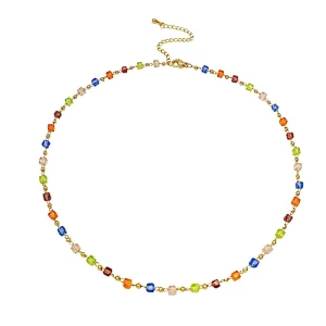 Färgglatt halsband med pärlor - Säljer ett superhärligt halsband med små, färgglada zirkon pärlor i olika nyanser av blått, grönt, orange, rött och gult. Halsbandet har en justerbar kedja i guldton som gör det enkelt att anpassa längden. Perfekt för att liva upp vilken outfit som helst!