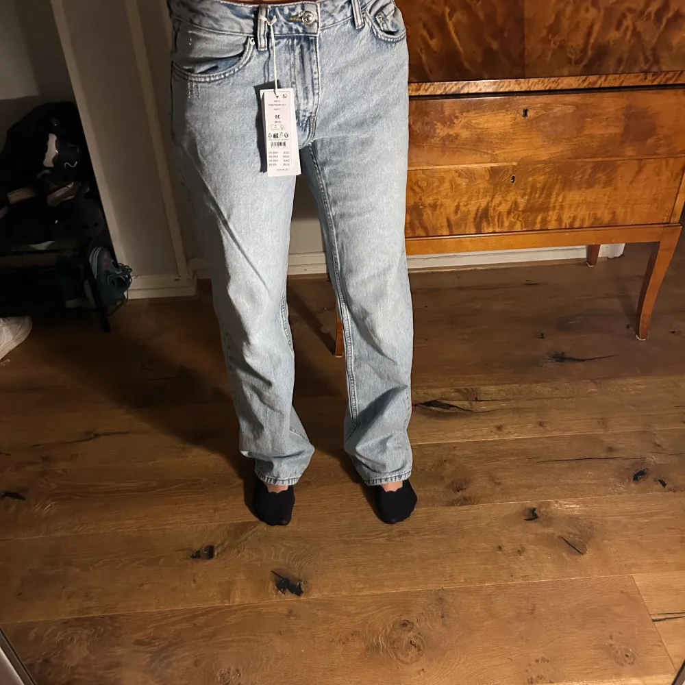 Oanvända jeans ifrån Gina tricot Lågmidjade raka jeans  Storlek 36 Ljusblåa. Jeans & Byxor.