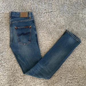 Nudie Jeans - Ett par Nusie jeans i W28 L32 | dem är i nyskick 10/10 knappt andvända | nypris 1600kr | mitt pris 500kr | komgärni i dm med fler frågor!