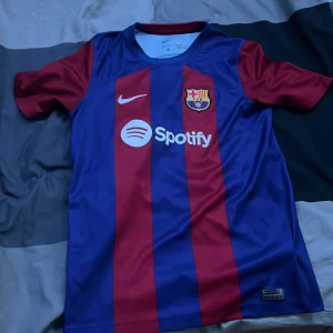 Barcelona tröja - Fc Barcelona, sparsamt använd 158-170cm storlek XL i barnstorlek  