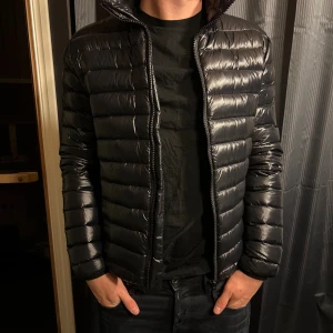 Peak Performance jacka   - Peak performance jacka, näst intill oanvänd. Kostar runt 3200kr ny. Säljer för bara 900. Säljer pågrund av att den inte används.  Storlek M, men passar S också då den är lite mindre i storleken. 