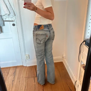 Levis jeqns - Supersnygga lågmidjade ljusblå levis jeans med ett hål på knät. 