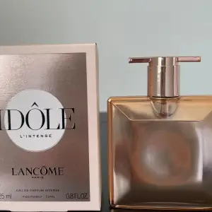 Lancome Idole L’Intense eau de parfum in 25 ml. Almost new, only few sprays used. Feminine, rosy, juicy, woody fragrance.