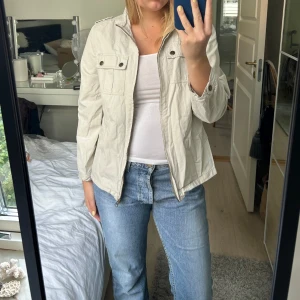 Ljus beige jacka - Super snygg tunn jacka beige med fickor