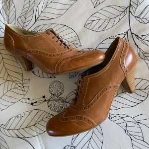 Vintage cognac snörskor  - Fantastiska mormorsskor i äkta skinn. De har en del tecken på användning (repor, mest på insidan - se bilder), men otroligt fina ändå och kan säkert fixas till med lite smörj 🧚🏻