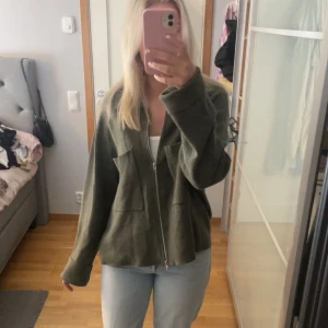 Grön kofta - Sitter oversized på mig som brukar ha S 🥰