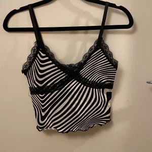 Zebralinne - Fint zebralinne med spets! Nästan aldrig använd. Använd gärna köp nu😊