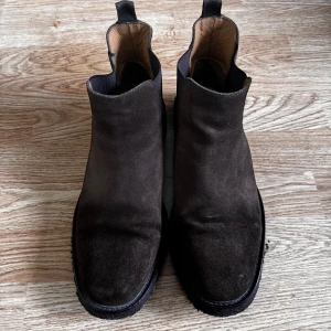 The original Playboy Chelsea  - Snygga och bekväma skor till salu! Storlek 44