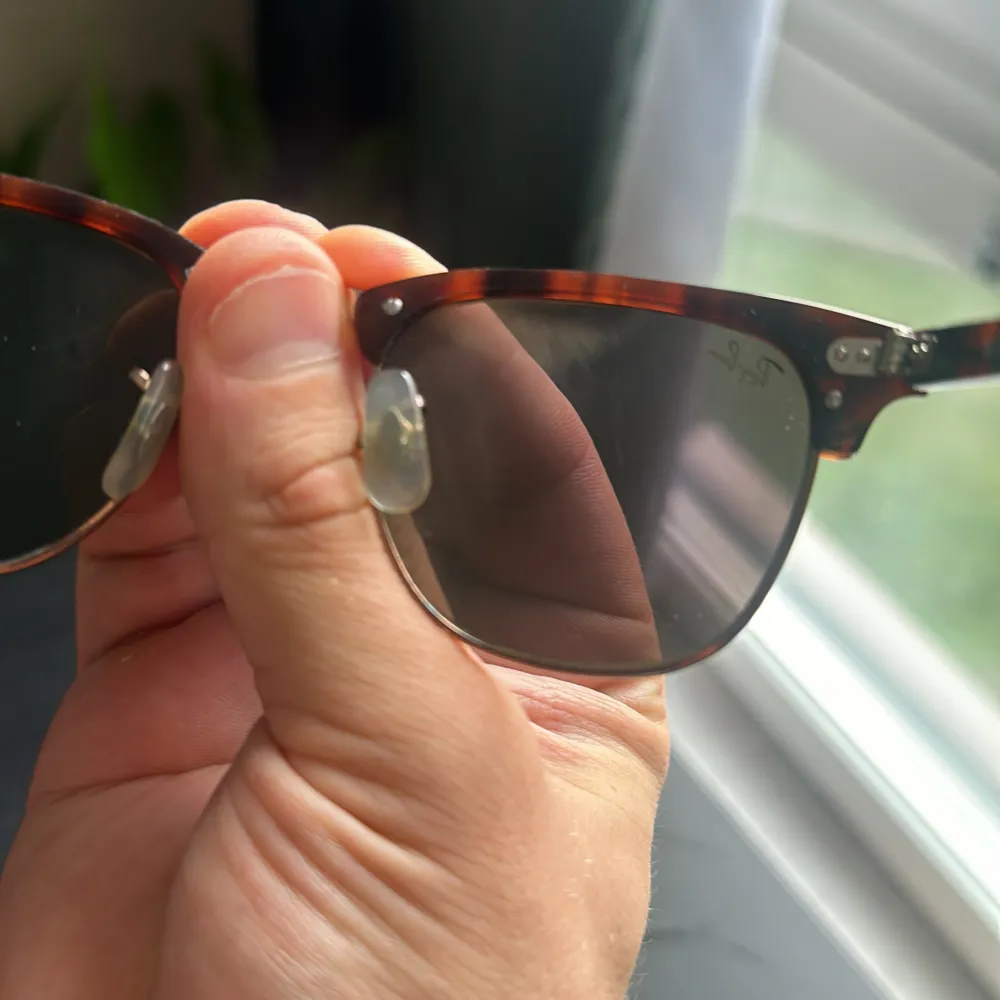 Säljer ett par snygga Ray-Ban solglasögon med gröna spegelglas och en klassisk brun sköldpaddsmönstrad båge. De kommer med ett rött fodral som har Ray-Ban-loggan i guld. Perfekta för soliga dagar och ger en cool look!. Accessoarer.