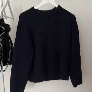 Stickad tröja  - Jättefin stickad tröja som är köpt på Gina och använt 1-2 gånger så den är i nyskick!💕