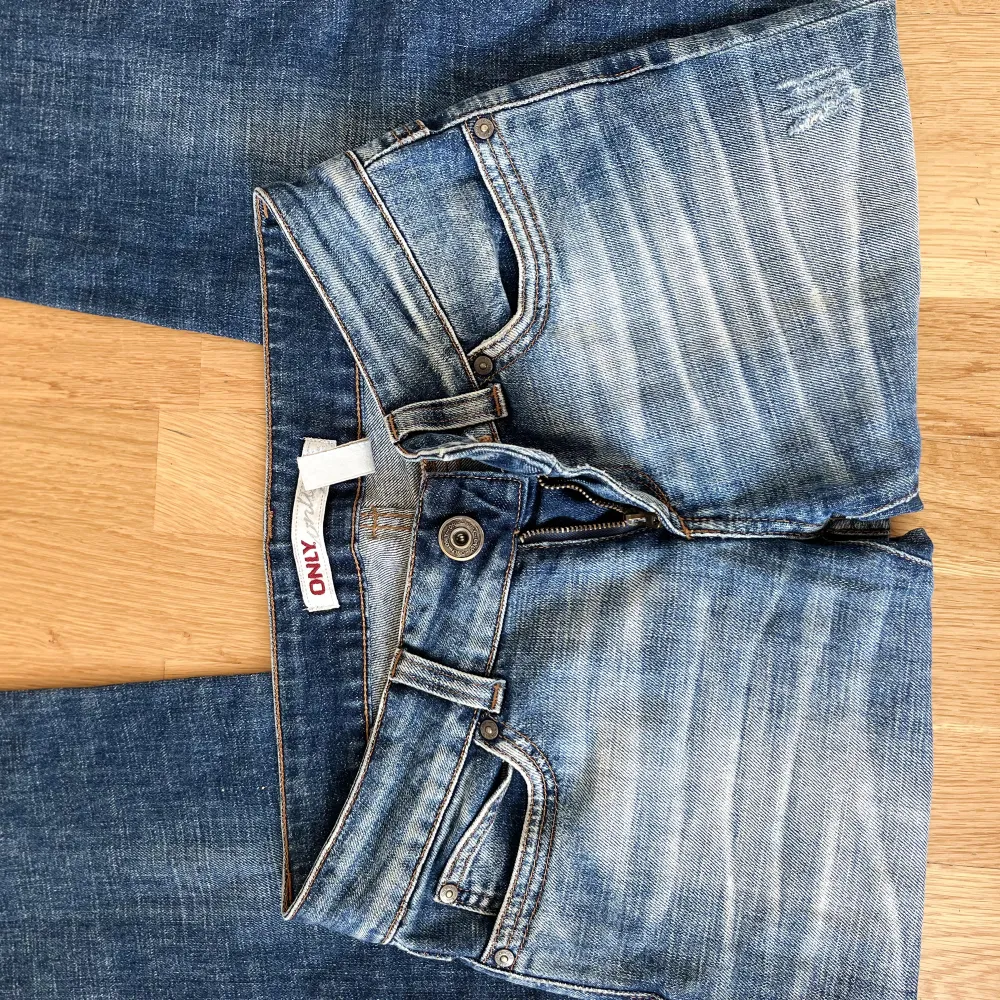 Säljer dessa jätte snygga only jeansen, finns inte att få tag på längre ! Passar så bra, och även lågmidjade 🌟🍸 Midjemått : 37.5 ca  Innerbenlägd : 84cm. Jeans & Byxor.