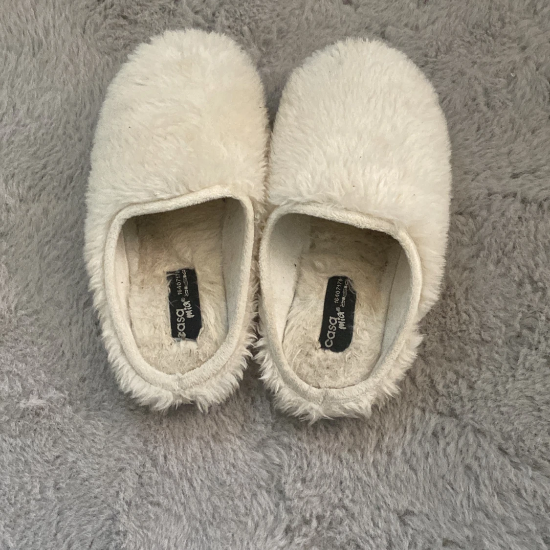 Fluffiga tofflor🤍