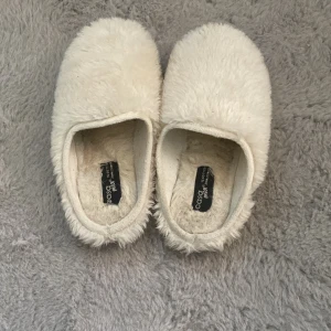 Fluffiga tofflor🤍 - Fina fluffiga tofflor, har en lite fläck men inget märkbart🤍köpta för 200