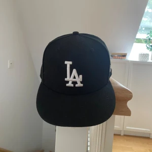 LA keps  - Säljer min New era LA keps i storlek 7 som motsvarar 55.8 cm använd 6-7 ggr